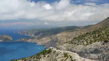 Güzel bir gölün ve yol boyunca uzanan bir yolun hava görüntüsü..