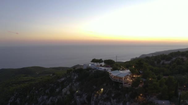 Kayadaki Bir Akdeniz Restoranının Hava Görüntüsü Deniz Kıyısının Üstünde Güzel — Stok video