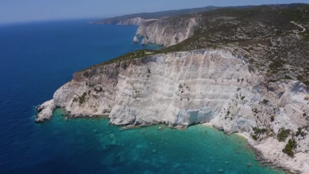 Luchtopname Van Een Rots Blauwe Oceaan Drone Vlucht Rond Een — Stockvideo
