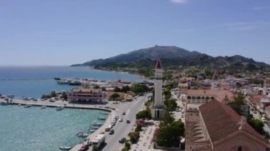 Deniz kıyısındaki bir Akdeniz şehrinin hava görüntüsü. İHA 'nın kule üzerinde daire şeklinde uçuşu.