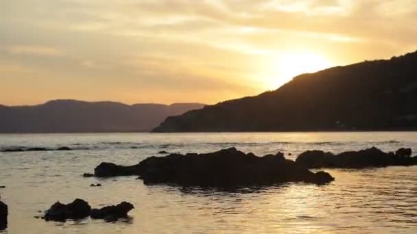 Czas Upływa Zachodzie Słońca Słońce Zachodzi Górą Małe Kamienie Pierwszym — Wideo stockowe