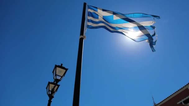 Grecka Flaga Machająca Blisko Latarni — Wideo stockowe