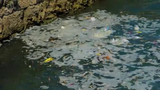 Müll Müll Schwimmt Schäumenden Ozeanwasser Plastik Belastet Die Umwelt — Stockvideo