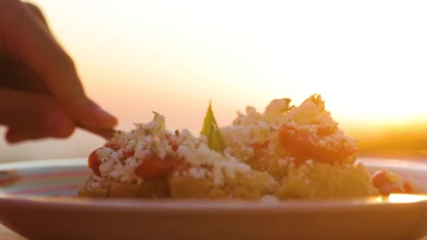 Griechischer Salat Und Ein Glas Wein Hintergrund Eines Sonnenuntergangs Restaurant — Stockvideo