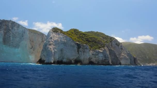 Ein Halbkreisförmiger Blick Auf Grüne Felsen Blauen Ruhigen Meer Gefilmt — Stockvideo