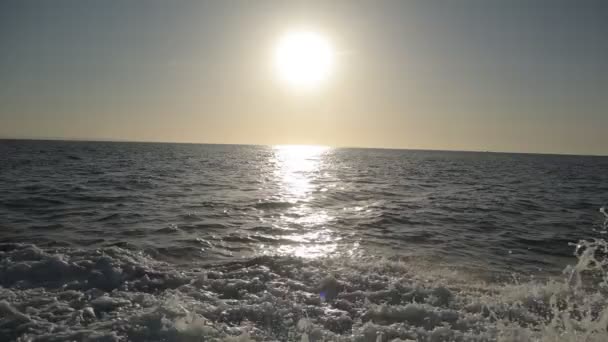 Powolny Ruch Słońca Blisko Horyzontu Morskiego Sfilmowany Łodzi Ruchu — Wideo stockowe