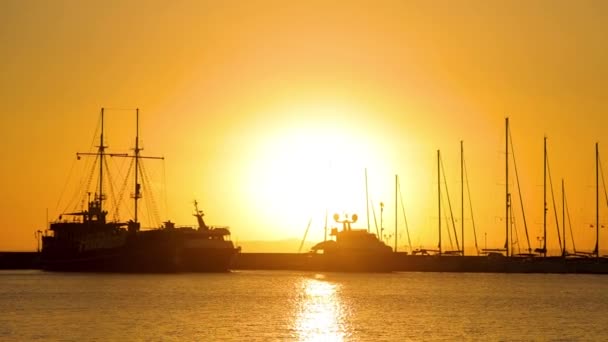 Devasa Bir Güneş Bir Iskele Büyük Bir Gemi Günbatımı Arka — Stok video