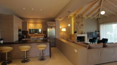 Lüks otel odasına ve mutfağa sıcak renklerde bir kapı açılıyor. Kahverengi mobilyalar.