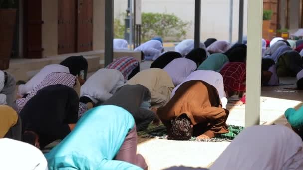 Muslim People Praying Mosque Bowing Prayer Kneeling — Vídeos de Stock