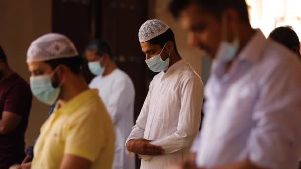 Moslimmensen Maskers Bidden Staan Mannen Kostelijke Maskers Moskee — Stockvideo