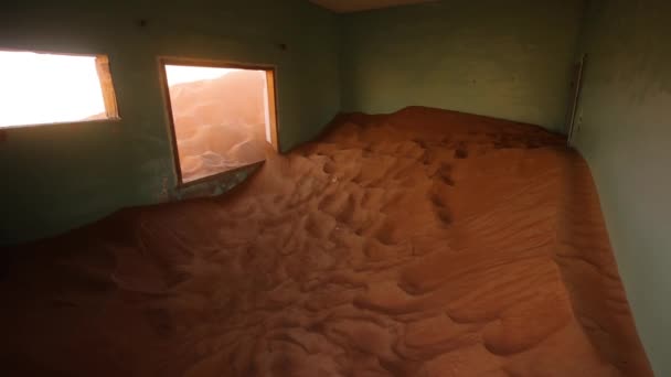 Abandoned Room Partly Filled Red Sand Desert View Room — Vídeo de Stock