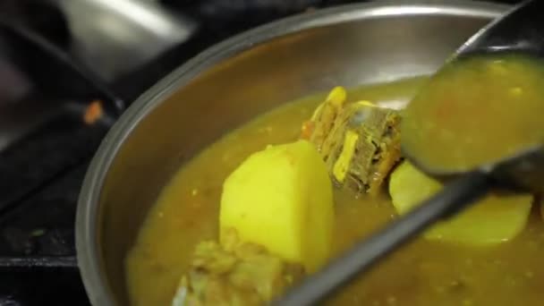 Mans Mãos Cozinhar Fritar Batatas Peixe Uma Frigideira Despejar Com — Vídeo de Stock
