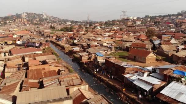 Dron Řítil Nad Slumy Ugandy Pohyboval Podél Řeky Chudobou Odpadky — Stock video
