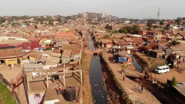 Rone Vrhl Přes Ugandské Slumy Pozpátku Auta Přecházejí Řeku Vysoce — Stock video