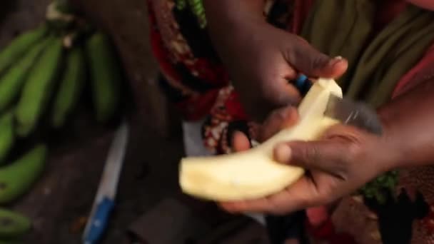 Black Hands Peeling Green Banana High Quality Fullhd Footage — Vídeos de Stock