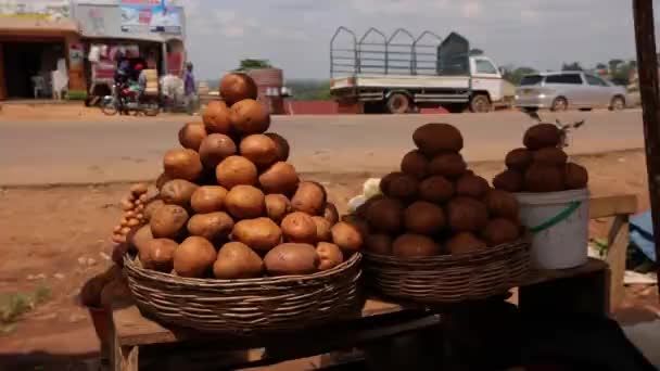 Yol Boyunca Ugandan Caddesi Ndeki Markette Patates Yığını Yüksek Kaliteli — Stok video