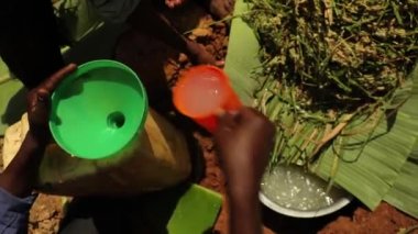 Mans elle muz suyu toplar muz suyu pişirmeden önce muz suyu..