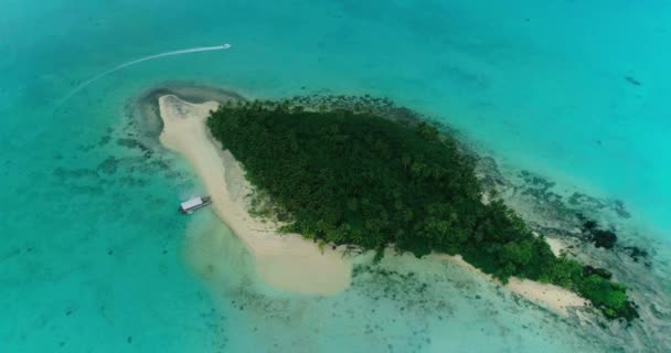 Drone Circle Top Shot Beautiful Lonely Island Turquoise Water Boat — Video Stock