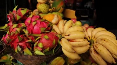 Farklı tropik egzotik meyveler - papaya, muz, hindistan cevizi, ejderha meyvesi, karambola. Yüksek kaliteli FullHD görüntüler