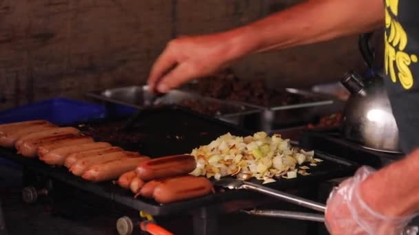 Man Cleaning Frying Pan Cooking Some Street Food Sausages Onion — Stockvideo