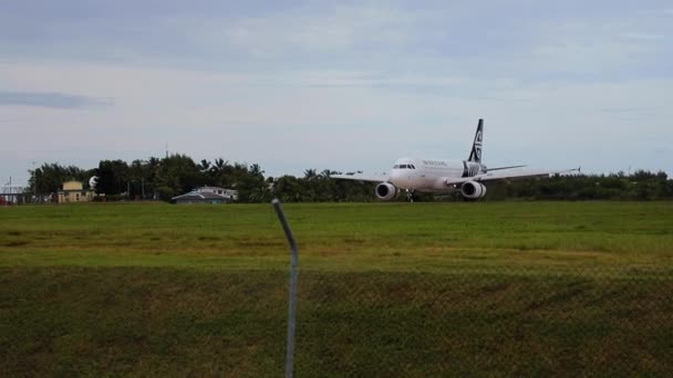 Big Plane Turns Takes Caribbean Runway Air New Zealand Cook — Vídeo de Stock