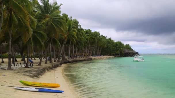 Barco Amarelo Aproxima Ilha Caribe Com Praia Amarela Pranchas Apoio — Vídeo de Stock