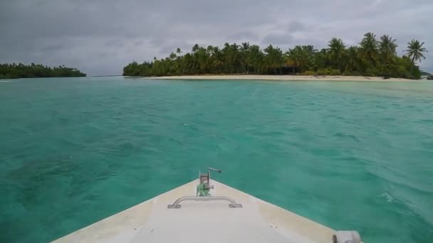Снимок Лодки Приближающейся Маленьким Тропическим Карибским Островам Пальмами — стоковое видео