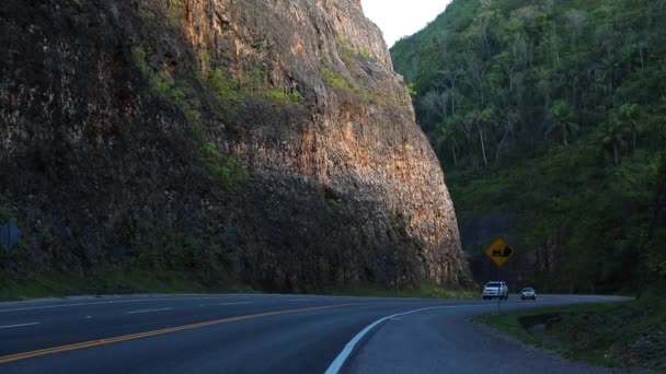 Cars Appear Big Rock Move Beautiful Mountain Road High Quality — Vídeo de Stock