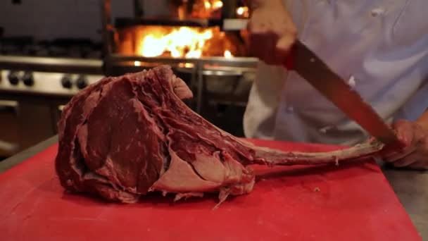 Huge Bone Meat Stake Chief Cleans Bone Fat Cooking High — Vídeo de stock