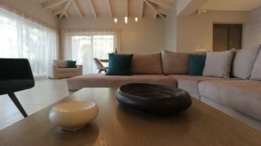 Kanepe, yastık ve panoramik pencereli lüks otel odası...