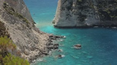 İnanılmaz güzel göl, canlı mavi parlak su iki kayanın arasından akıyor. Yüksek kaliteli FullHD görüntüler