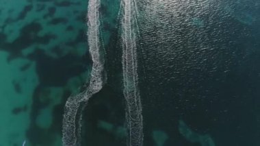 Okyanus suyundaki iki sürat teknesinden sonra oluşan hava aracı görüntüleri. Yüksek kaliteli FullHD görüntüler