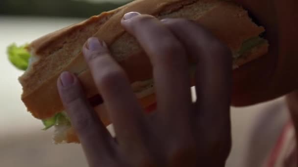 Жінка Кусає Бутерброд Свіжими Овочами Жує Його Посміхаючись Високоякісні Fullhd — стокове відео