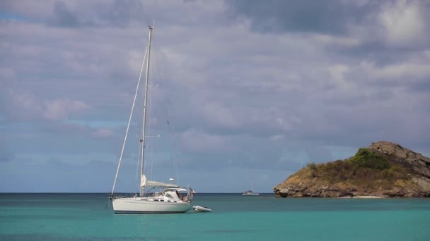Lonely White Luxurious Sailboat Yacht Caribbean Ocean Harbor Rock High — Vídeo de Stock