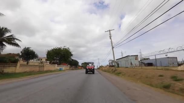 Red Buggy Driving Island Road Houses Trees Fields Pass High — Vídeo de Stock