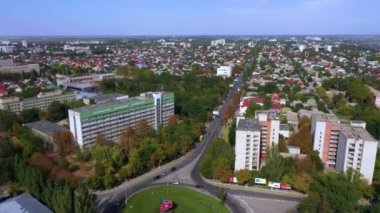 Hava aracı görüntüleri Kherson City, döner kavşak, yeşil ağaçlar, evler, Ukrayna. Yüksek kaliteli FullHD görüntüler