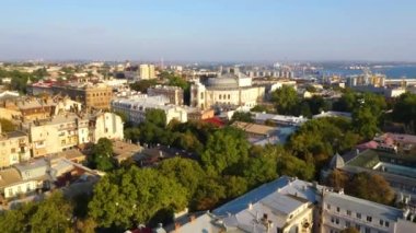 Odessa şehrinin hava aracı görüntüleri, yeşil ağaçlar, sokaklar, TV kulesi, Ukrayna. Yüksek kaliteli FullHD görüntüler