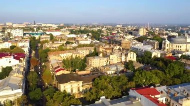 Kherson şehrinin, kasabanın, yeşil ağaçların, yatakhanenin, Ukrayna 'nın insansız hava aracı görüntüleri. Yüksek kaliteli FullHD görüntüler