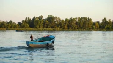 Ukrayna bayrağıyla boyanmış bir tekne Ukrayna 'nın nehrin aşağısına doğru yelken açıyor. Yüksek kaliteli FullHD görüntüler