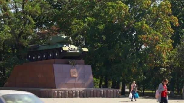 Big Statue Tank Pedestal Military Monument Kherson Ukraine High Quality — Vídeos de Stock
