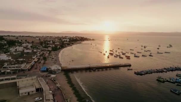 Drone Aerial Wide Shot Ocean Sunset Strip Boats Piercoastline Town — Vídeo de Stock