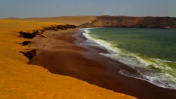 Green Strong Waves Tide Multicolored Shoreline Clay Beach White Foamy — ストック動画