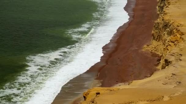 Green Long Waves Tide Multicolored Shoreline Clay Beach White Foamy — стоковое видео