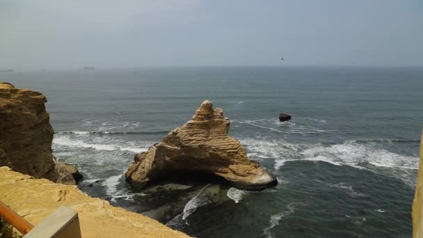 View Cliff Wavy Foamy Water Roars Huge Pyramid Rock Paracas — стоковое видео