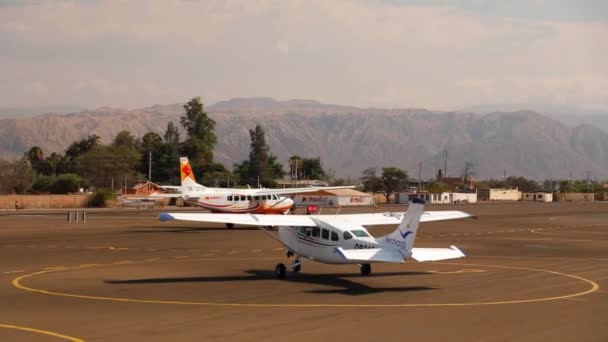 Cessna Airplanes Getting Ready Flight Nazca Lines Desert Flight Runway — Vídeo de Stock