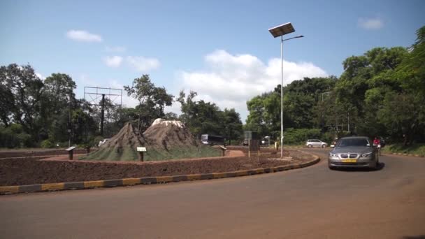 African Roundabout Road Huge Termite Mound Termitary Middle Traffic — Vídeo de Stock