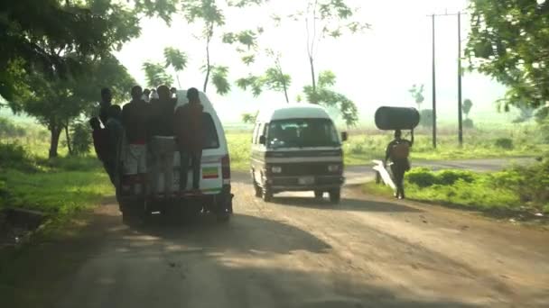 Группа Африканских Подростков Едет Заднем Дворе Автомобиля Зеленых Джунглях — стоковое видео