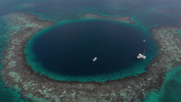 Aerial View Luxury Yachts Great Blue Hole Giant Marine Sinkhole — Vídeos de Stock