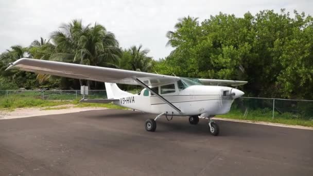 Cessna Airplane Moving Propeller Flight Caribbean Green Runway — Stock video