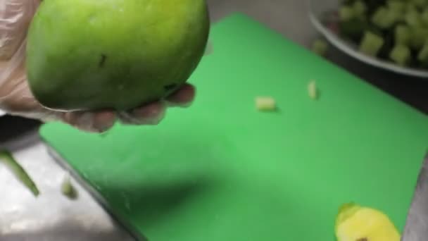 Руки Перчатках Вырезать Очистить Зеленый Свежий Манго Кухонным Ножом — стоковое видео